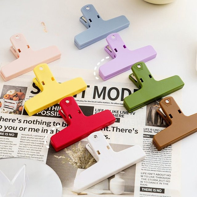 Bunte Magnet-Clips aus Kunststoff für Bürodateien und Haftnotizen in Rot und Mehrfarben - Bild 1