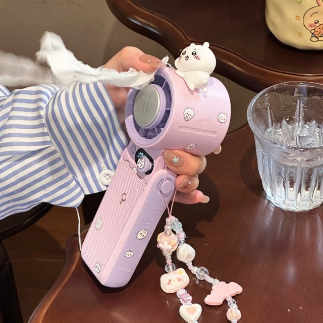 Chiikawa Mini-Handventilator mit Digitalanzeige, tragbarer USB-aufladbarer Kawaii-Ventilator für den Sommer - Bild 1