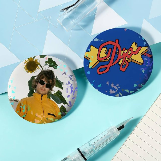 Singer D-Djo-S the Crux Laser Badge Brosche, Unisex - Bild 1