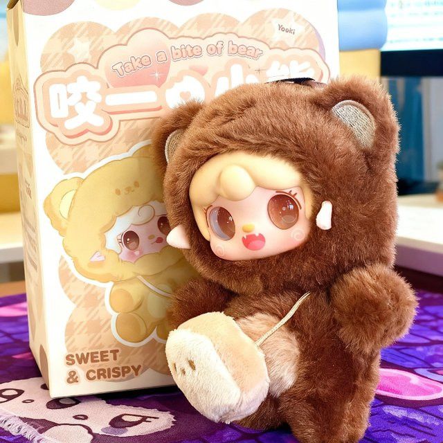 Yooki V4 Take A Bite Of Bear Series Vinyl Plüsch Mystery Blind Box Multicolor Sammlerfigur als süße Puppe und Bag Charm - Bild 1