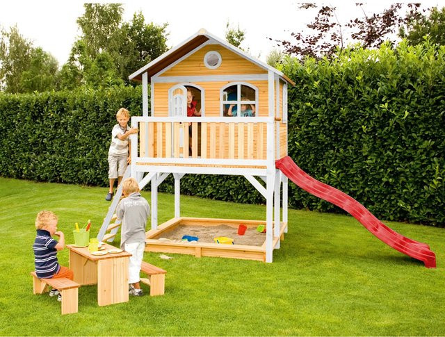 Axi Marc Spielhaus aus Holz in Braun und Weiß mit roter Rutsche, B/H/T: 432 x 293 x 212 cm - Bild 1