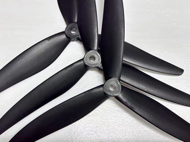 Gemfan 3-Blatt Propeller 8 Zoll aus Glasfaser-Nylon für FPV Drohnen CW CCW in Schwarz - Bild 1