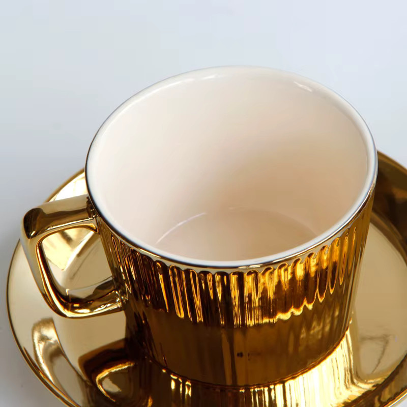Vergoldetes Tee- und Kaffeetassen-Set aus Keramik in Weiß und Gold, 250 ml - Bild 3