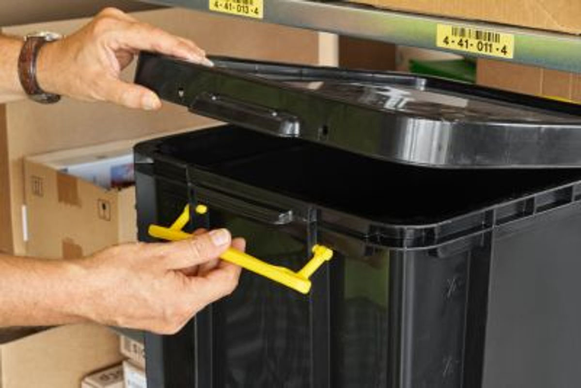 Really Useful Box Aufbewahrungsbox Schwarz mit gelben Griffen, Volumen: 64 l - Bild 2
