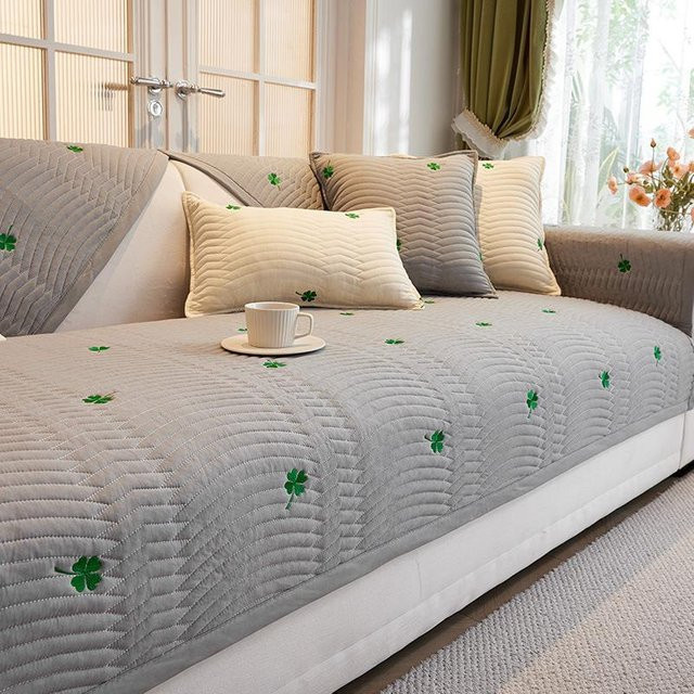 Rutschfester Klee Sofabezug aus Polyester und Baumwolle in Creme, universelle Sofamatte für dein Wohnzimmer, 70 x 70 cm - Bild 1