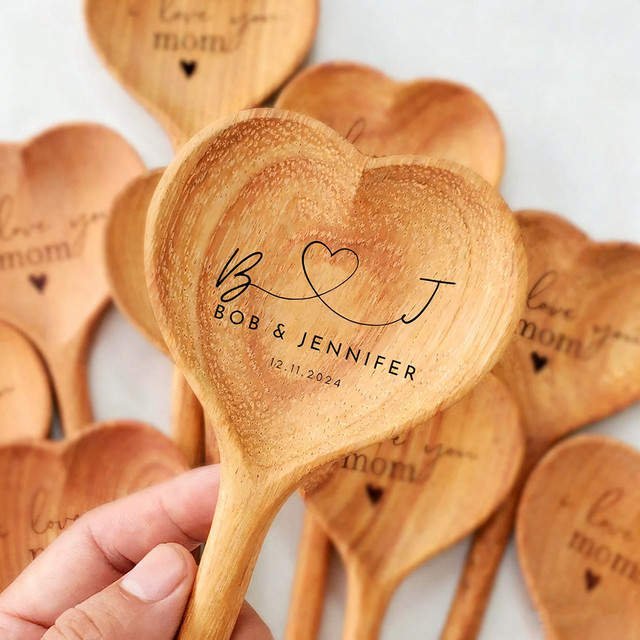 Personalisierter Holzlöffel mit Herzmotiv in Braun, ideales Geschenk für Brautparty und Hochzeit, HGDTFF - Bild 1