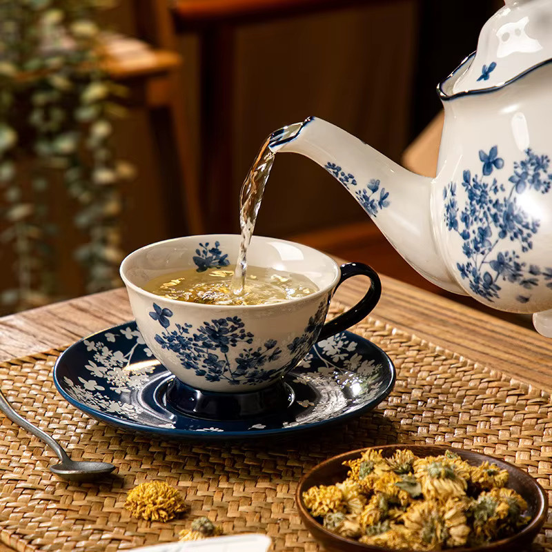Kaffeetassen und Untertassen aus Keramik im chinesischen Stil mit blau-weißem Porzellan und floralem Muster - Bild 3