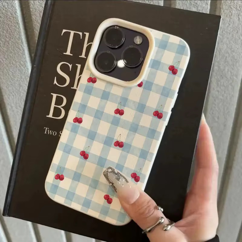 Handyhülle mit Red Cherry Plaid Muster und Lychee-Struktur für iPhone 17, 16, 15 Pro Max Plus Series in Rot und Beige - Bild 2