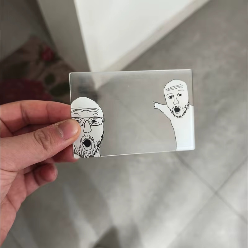 Kreatives Acryl-Lesezeichen mit Wojak und Soyjak Cartoon Motiven in Transparent - Bild 3