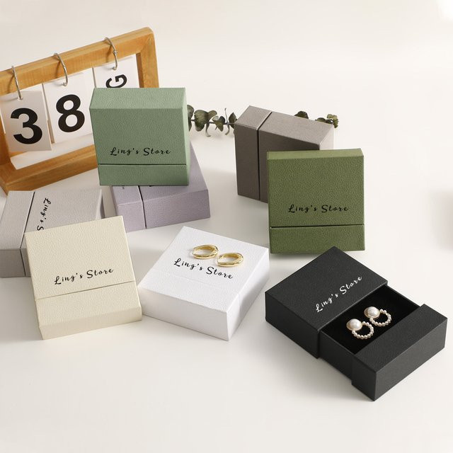 Personalisierte Schmuck-Geschenkbox mit Schwamm für Ringe, Ohrringe und Armbänder, B/T/H: 9 x 9 x 3,5 cm - Bild 1