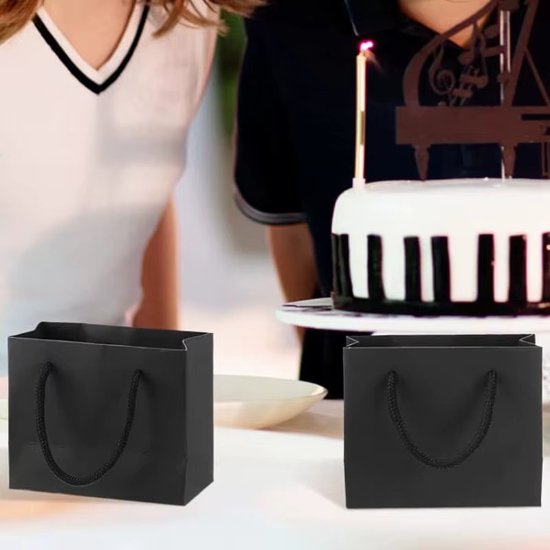 Schwarze Papier-Geschenktüten mit Griffen für Hochzeiten, Geburtstage und Partys, 10 Stück - Bild 2