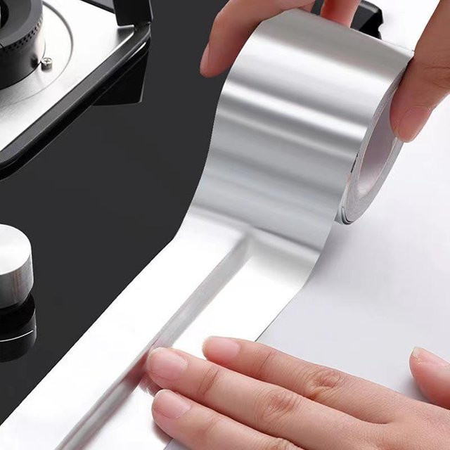 Hitzebeständiges Aluminiumfolienband von HomeHarmony in Silber, wasserdicht und ölbeständig, selbstklebender Küchenaufkleber für Herd und Spüle, Breite: 3 cm, Länge: 3 m, Dicke: 0,06 mm - Bild 1