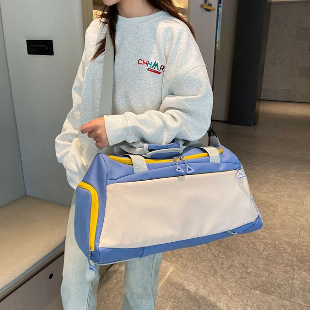 Multifunktionale Baby Windeltasche als Organizer und Messenger Crossbody Bag für unterwegs in Weiß und Multicolour - Bild 1