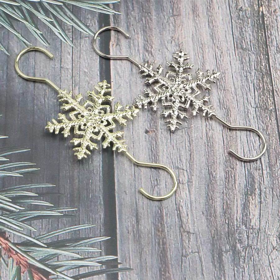 Silbernes Schneeflocken Ornament aus Metall als hängender Weihnachtsbaum-Haken zur festlichen Dekoration - Bild 4