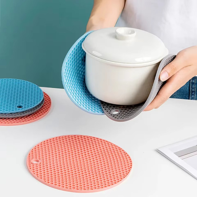 Runde rutschfeste Küchen-Tischmatte aus Silikon von Tabletex, Grau, Durchmesser: 18 cm - Bild 1