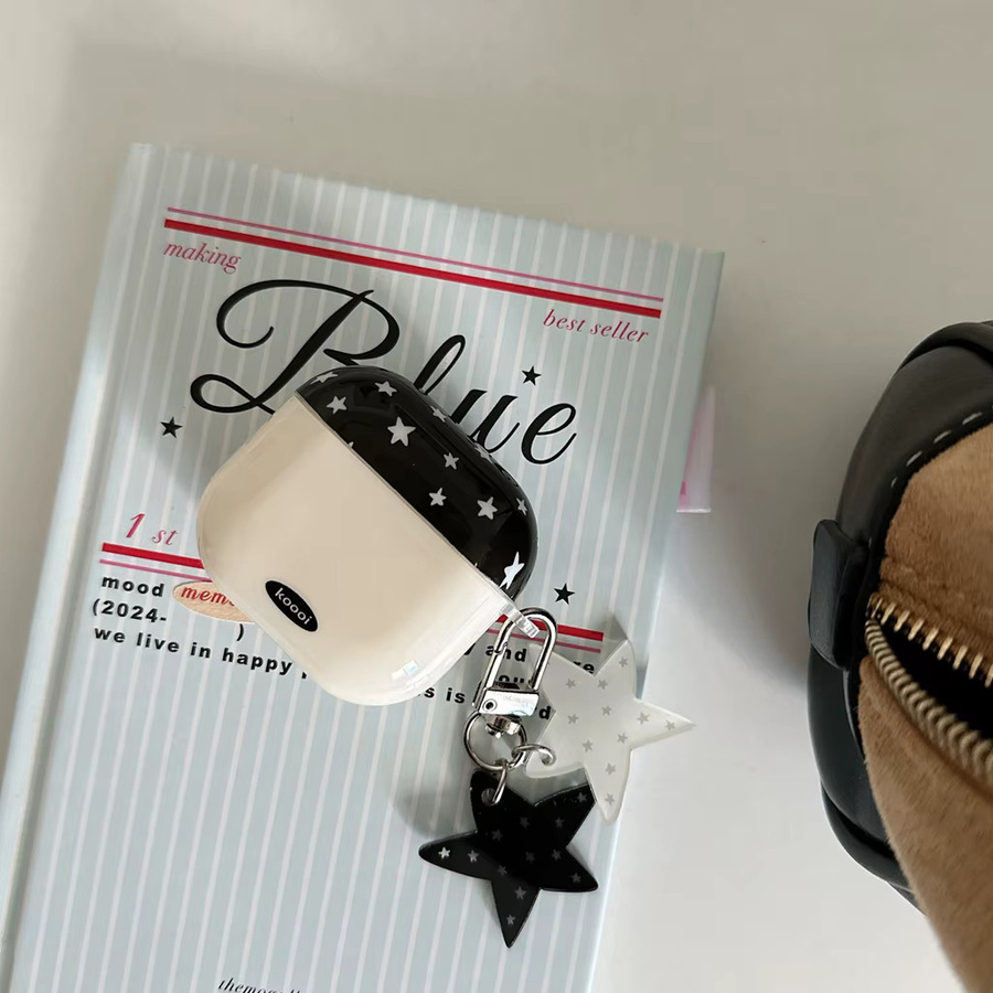 Apple AirPods Schutzhülle im Punk-Stil mit Stern-Muster und Anhänger in Schwarz-Weiß für AirPods 1, 2, 3, 4 und Pro 2 - Bild 2