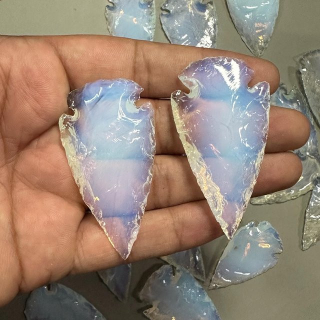 CrystalHola Kristall-Pfeilspitzen aus Opalit und blauem Quarz in verschiedenen Formen wie Halbmond oder Speerkopf, Farben: Blau und Weiß - Bild 1