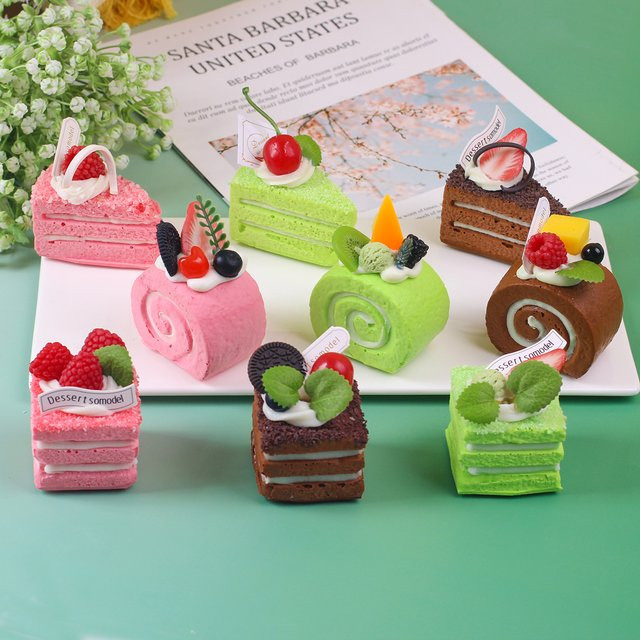 Simuliertes dreieckiges Pfannkuchen-Modell als Frucht-Creme-Dessert in Pink zur Bäckerei-Dekoration und als Fotografie-Requisite - Bild 1