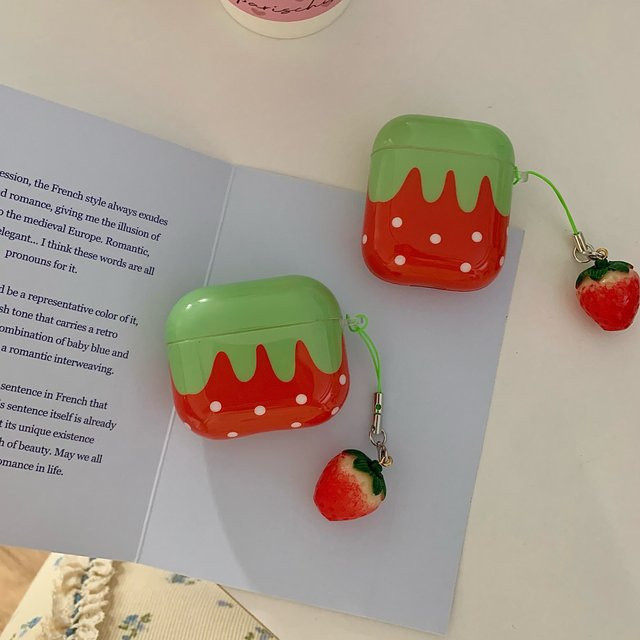 Glänzende Erdbeer Schutzhülle für Apple AirPods 4, 3, Pro 2 und Pro 1 in Weiß und Rot mit Erdbeer-Anhänger - Bild 1