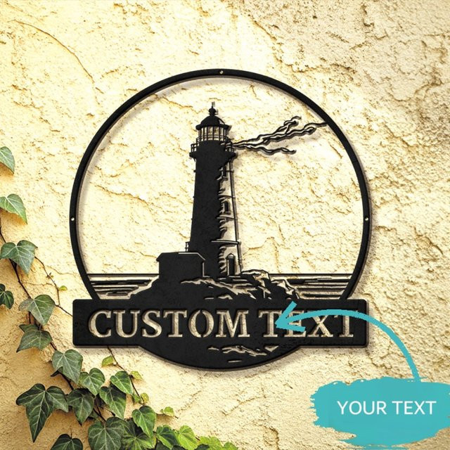 Personalisiertes Metallschild mit Leuchtturm-Silhouette von Hello Young in Schwarz als maritime Wandkunst für dein Zuhause oder den Garten - Bild 1