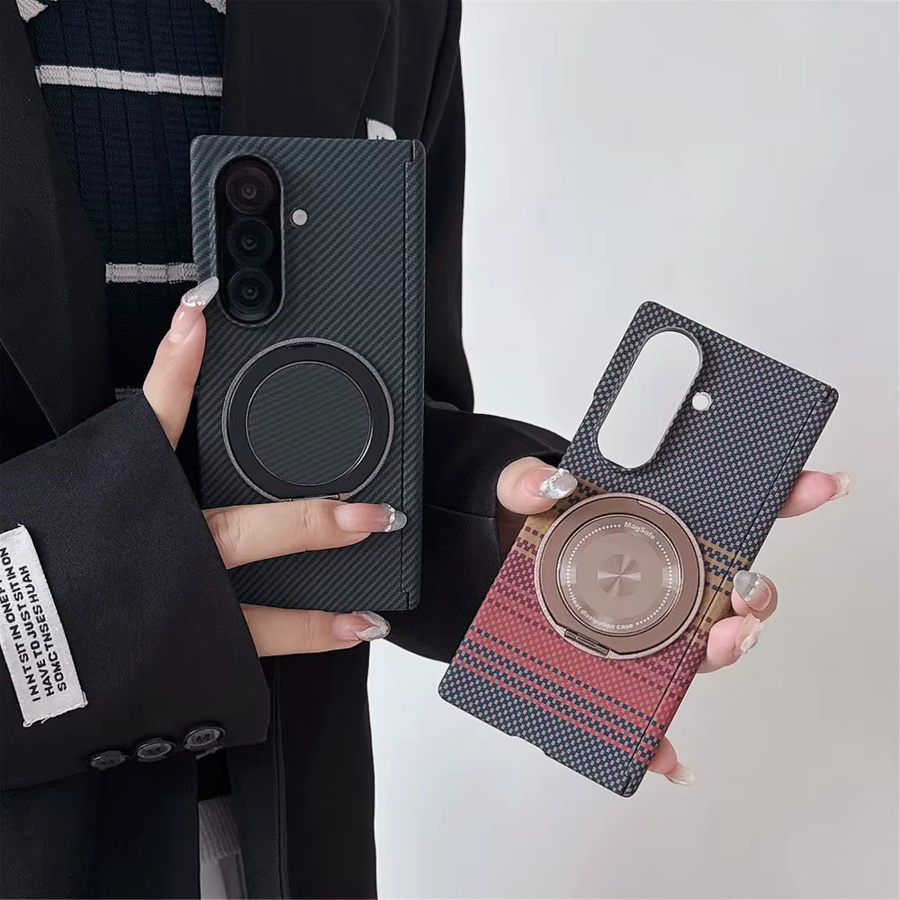 Samsung Galaxy Z Fold 7 Schutzhülle mit Kohlefaser-Textur und magnetischem Ring-Ständer in Schwarz - Bild 1
