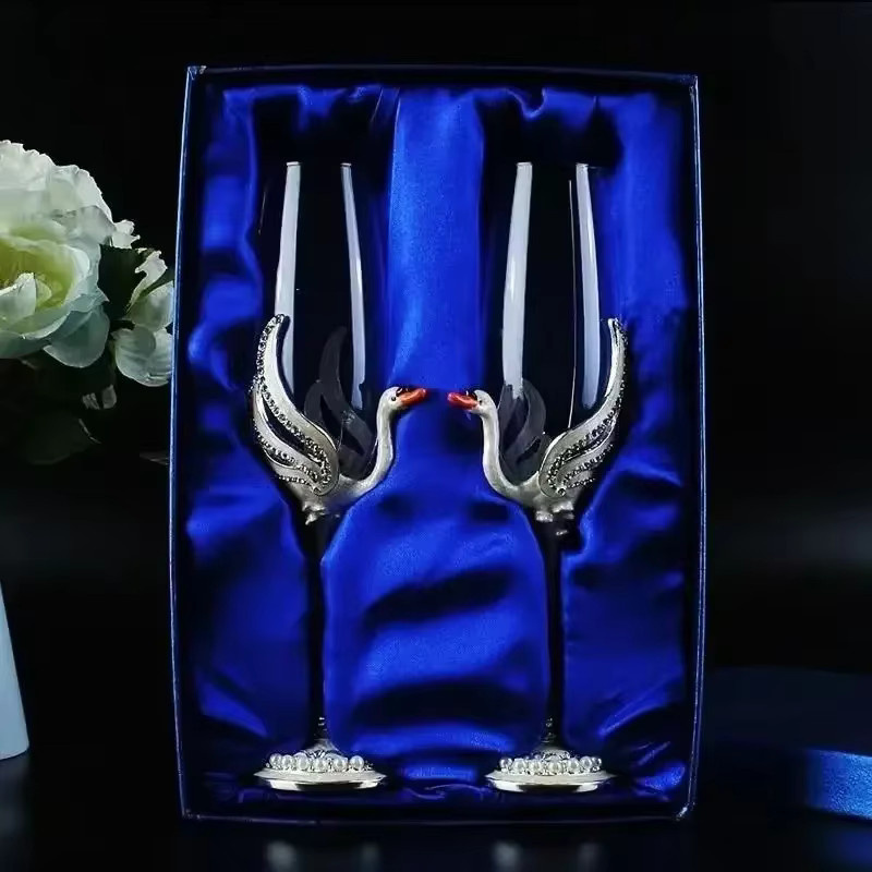 Kristall Champagnerglas mit Schwan-Design und Emaille-Verzierung in Transparent, ideal als Cocktail- oder Rotweinglas für besondere Anlässe - Bild 2