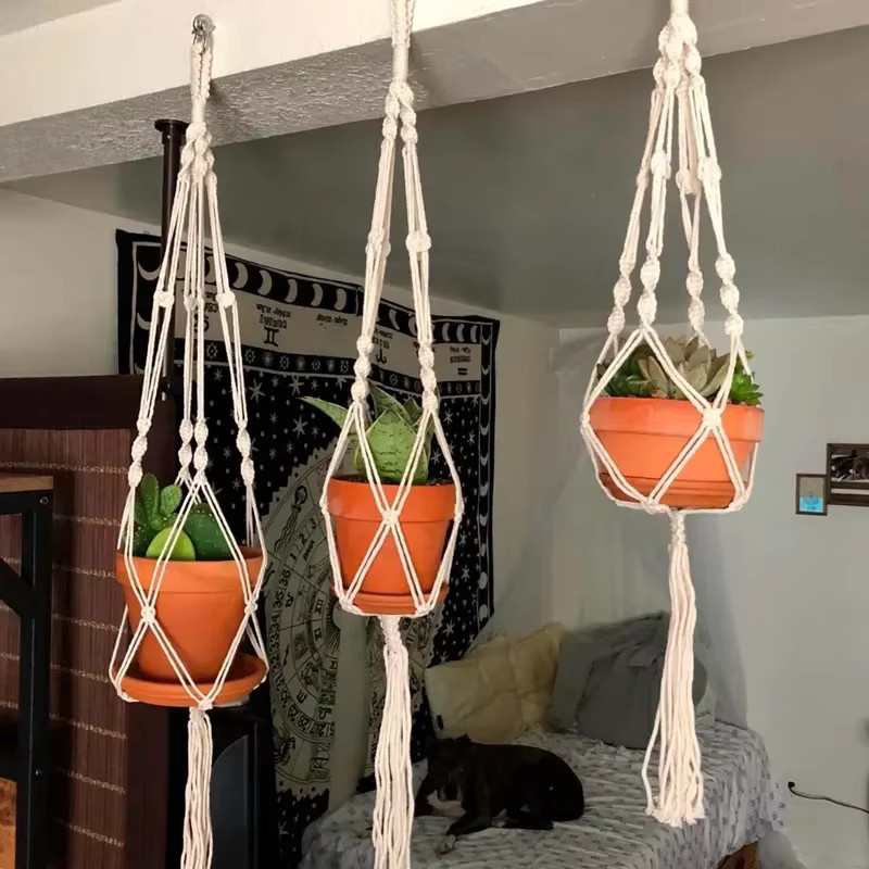 Handgefertigter Makramee-Pflanzenaufhänger in Boho-Stil aus Textil, Pflanzkorb zum Aufhängen in Braun und Weiß - Bild 3