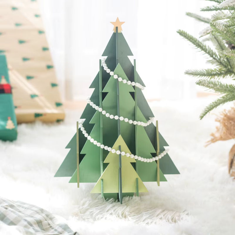 Kreative DIY Holz-Weihnachtsbausteine in Tannenbaumform als skandinavische Deko in Braun und Grün - Bild 3