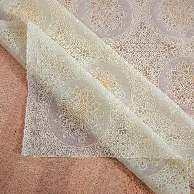 Wasserdichte Tischdecke aus PVC von JMG Household Supplies in Weiß mit floralem Muster und geprägter Spitze, Rechteckig, B: 100 cm, T: 135 cm - Bild 1