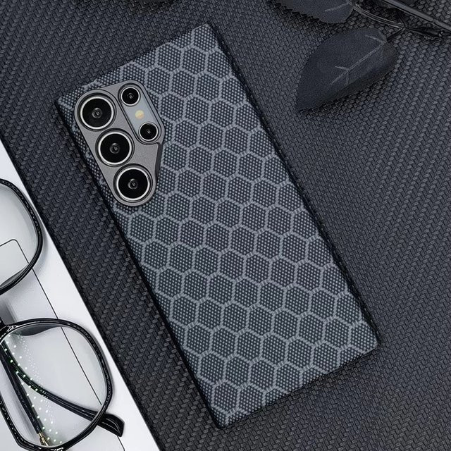 Stoßfeste Aramid-Handyhülle mit Magnetfunktion für Samsung Galaxy S24 Ultra, S25 Ultra und S26 in Schwarz mit Kohlefaser-Kevlar-Design - Bild 1