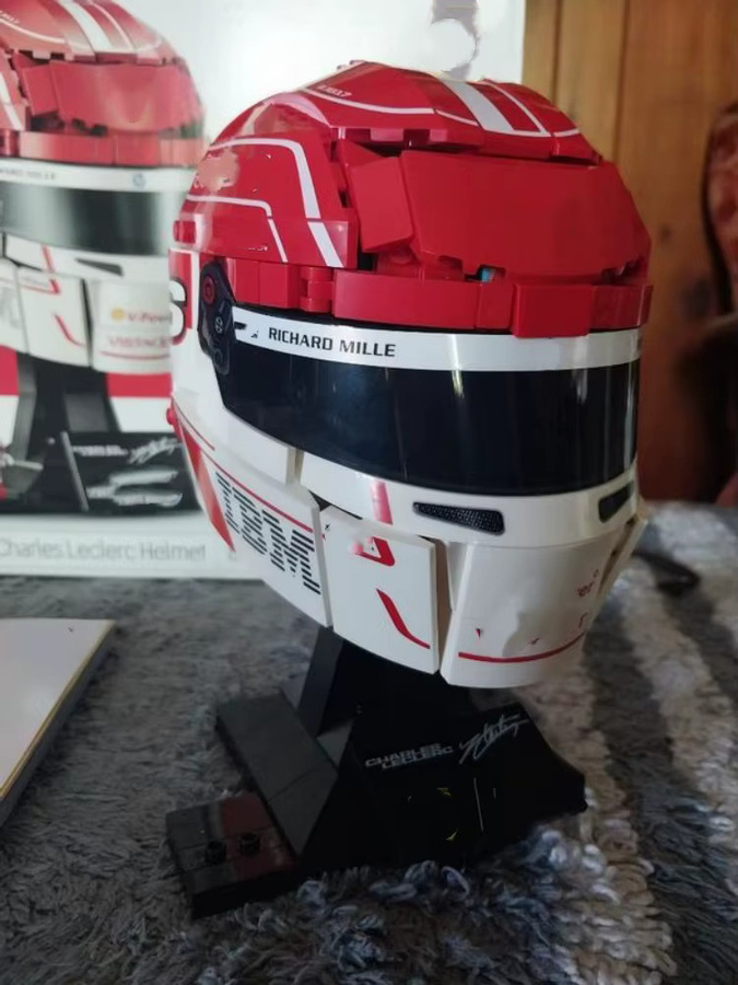 Potdemiel Scuderia HP Charles Leclerc Helm-Modell, Bausteine, 886 Teile - Bild 6