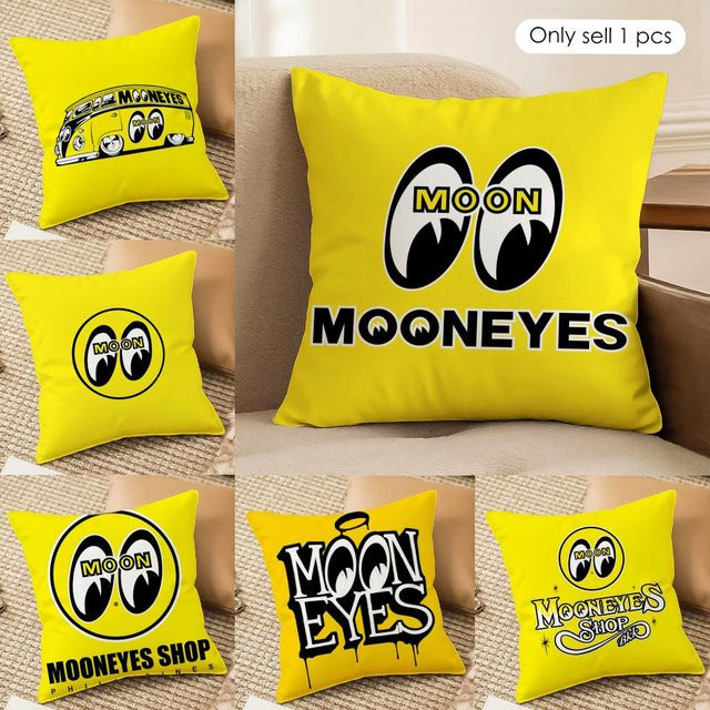 M-Mooneyes Kissenbezug aus kurzem Plüsch mit Logo-Print, quadratisch, Weiß und Gelb, Breite: 30 cm, Höhe: 30 cm, Tiefe: 30 cm - Bild 1
