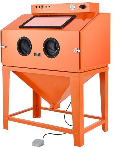 VEVOR Sandstrahlkabine aus Stahl in Orange mit 117 l Strahlmittelbehälter, zwei Strahlpistolen und 1200 W Staubabsaugung zur Rostentfernung und Oberflächenbearbeitung, B/T/H: 157 x 94 x 120 cm - Bild 1