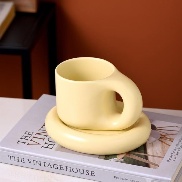 Kreative Keramiktasse mit Untertasse von Yiran Furniture, schwarzer Kaffeebecher mit Ringgriff, 300 ml - Bild 1