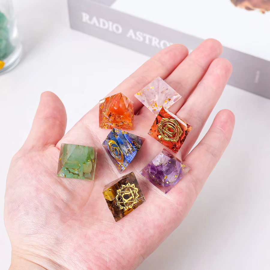 Set aus natürlichen Kristall- und Harz-Pyramiden in Multicolor als Chakra-Energie-Ornament zur Dekoration - Bild 2