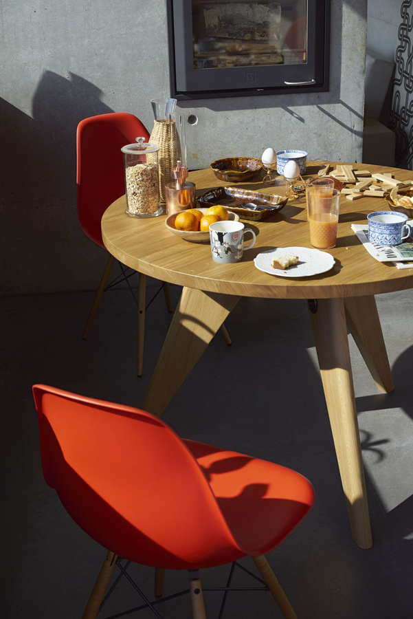 Vitra DSW Eames Plastic Side Chair in Rot aus Kunststoff und Holz mit mattem Finish - Bild 3