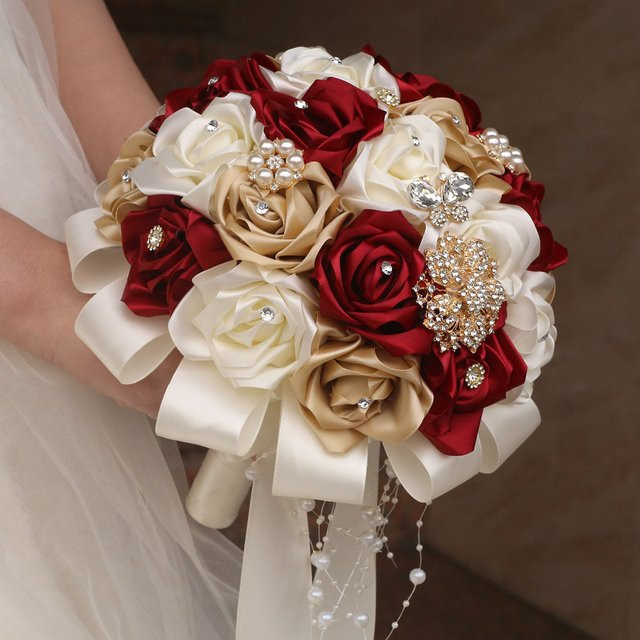 Yannew Handgefertigter Hochzeitsstrauß in Weiß und Rot mit Rosen, Kristallperlenkette und Textilband für Braut und Brautjungfern - Bild 1