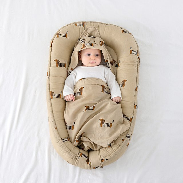 Tragbares Baby Nest Bett mit Kissen aus Baumwolle in Beige, B/T: 95 x 60 cm - Bild 1