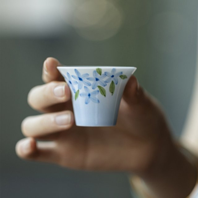 Handbemalte Porzellan Teetasse mit blauem Blumenmuster in Weiß und Blau für Kung Fu Teesets - Bild 1