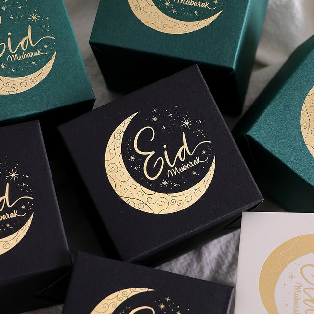 Set mit 10 Mini-Geschenktüten aus Papier in Schwarz, Weiß und Grün mit goldenem Halbmond-Design und Sternen zur Eid-Grüßung - Bild 1