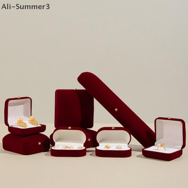 Luxus Schmuckschatulle mit Gold-Schnalle und Beflockung in Rot und Gold zur Aufbewahrung von Halsketten, Ringen, Ohrringen und Armbändern - Bild 1