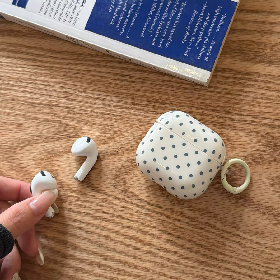 Stoßfeste Schutzhülle für Apple AirPods 1, 2, 3, 4 und Pro 2 mit Anhänger in Weiß-Blauem Polka Dot Design - Bild 4