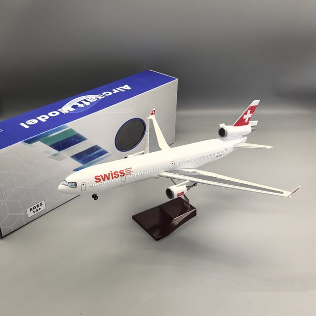 ZOCO Swiss Airline MD11 Flugzeugmodell, mit LED-Licht und Ständer, ab 14 Jahren - Bild 1
