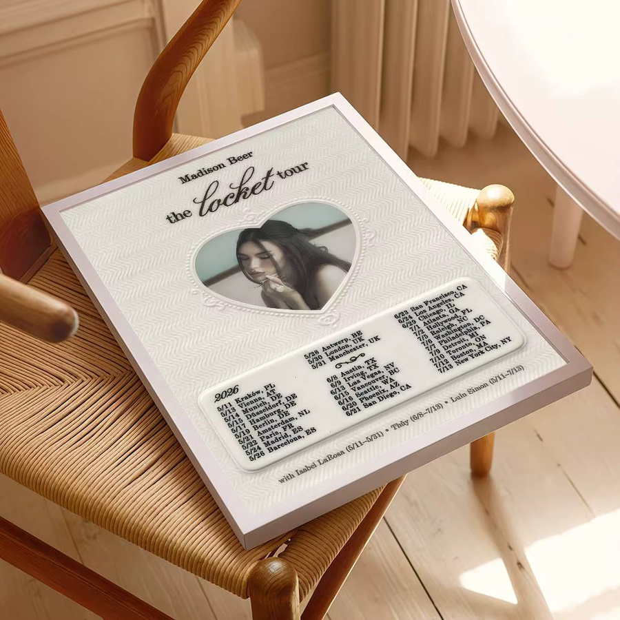 Selbstklebendes Anime-Poster Madison Beer Medaillon Illustration in Weiß zur Raumdekoration - Bild 5