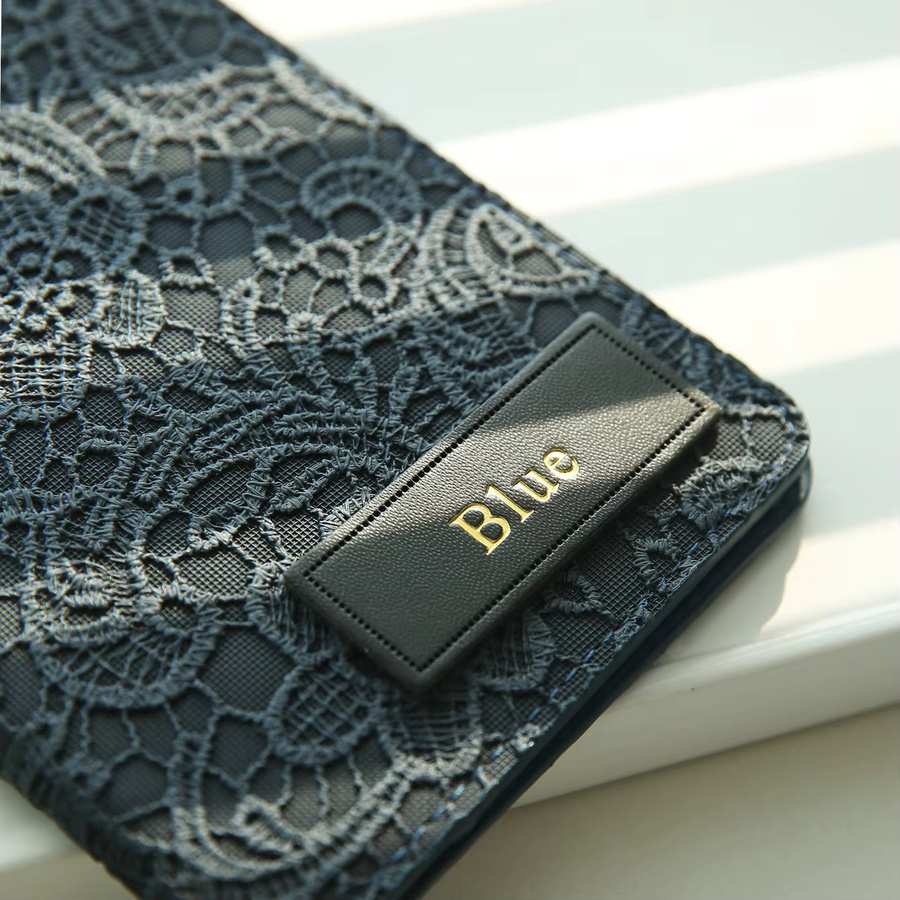 Maßgefertigter Passhalter mit Heißprägung des Namens von takeoak als elegante Reisebrieftasche und Dokumentenhalter in Blau - Bild 6