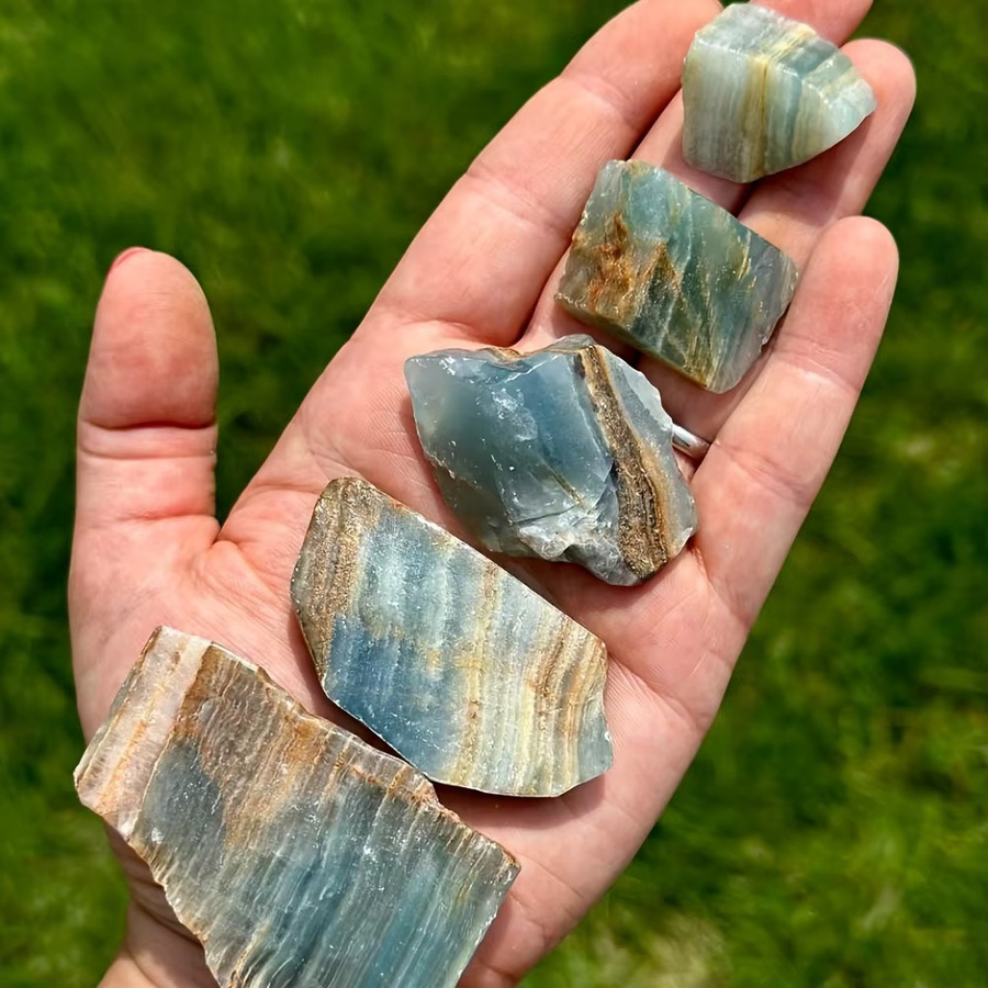 Natürlicher blauer Onyx-Kristallstein von CrystalHola mit blau-goldener Marmorierung und Streifenmuster - Bild 3