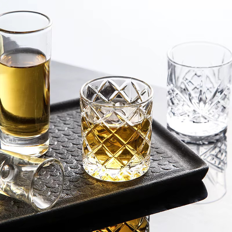Transparentes Spirituosenglas aus Glas mit Gravur für Baijiu und Wodka-Verkostungen - Bild 1