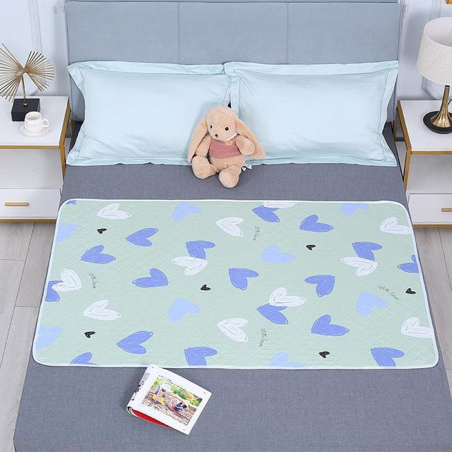 Wasserdichte und waschbare Matratzen-Urinmatte für Babys und Kleinkinder mit Cartoon-Design, atmungsaktiv, B/H: 70 x 90 cm, Lucky Black Cat, Mehrfarbig - Bild 1