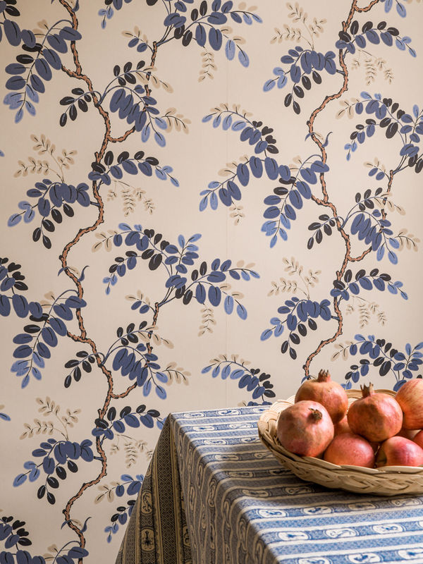 Långelid von Brömssen Tapete Toromiro in Sunset Blue mit botanischem und floralem Design im skandinavischen Stil - Bild 3