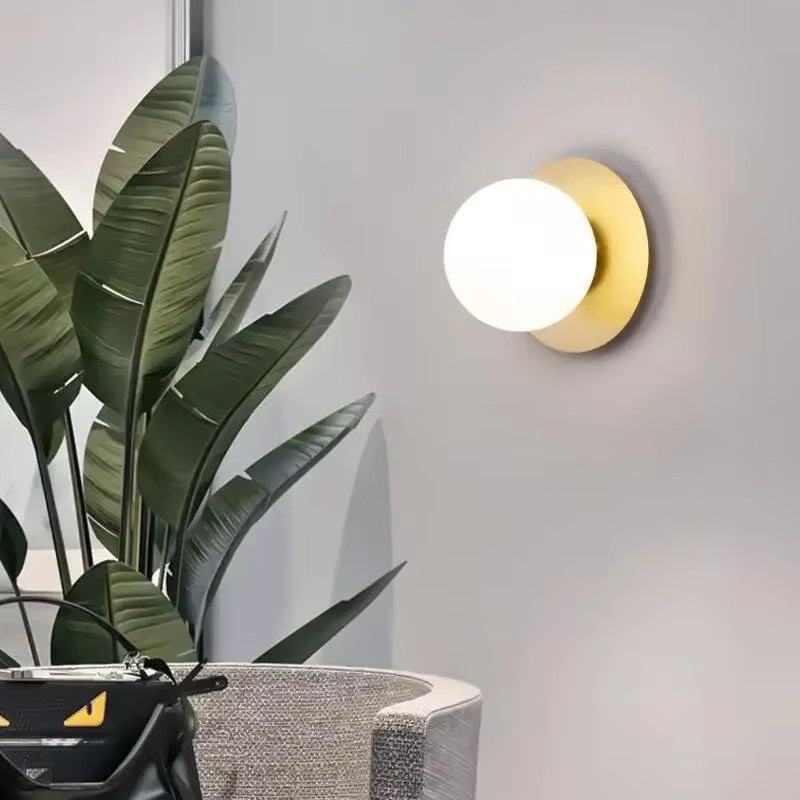 TRAZOS Wandleuchte im minimalistischen Design aus Metall und Glas in Gold mit weißem Globus für Schlafzimmer, Wohnzimmer und Flur - Bild 2